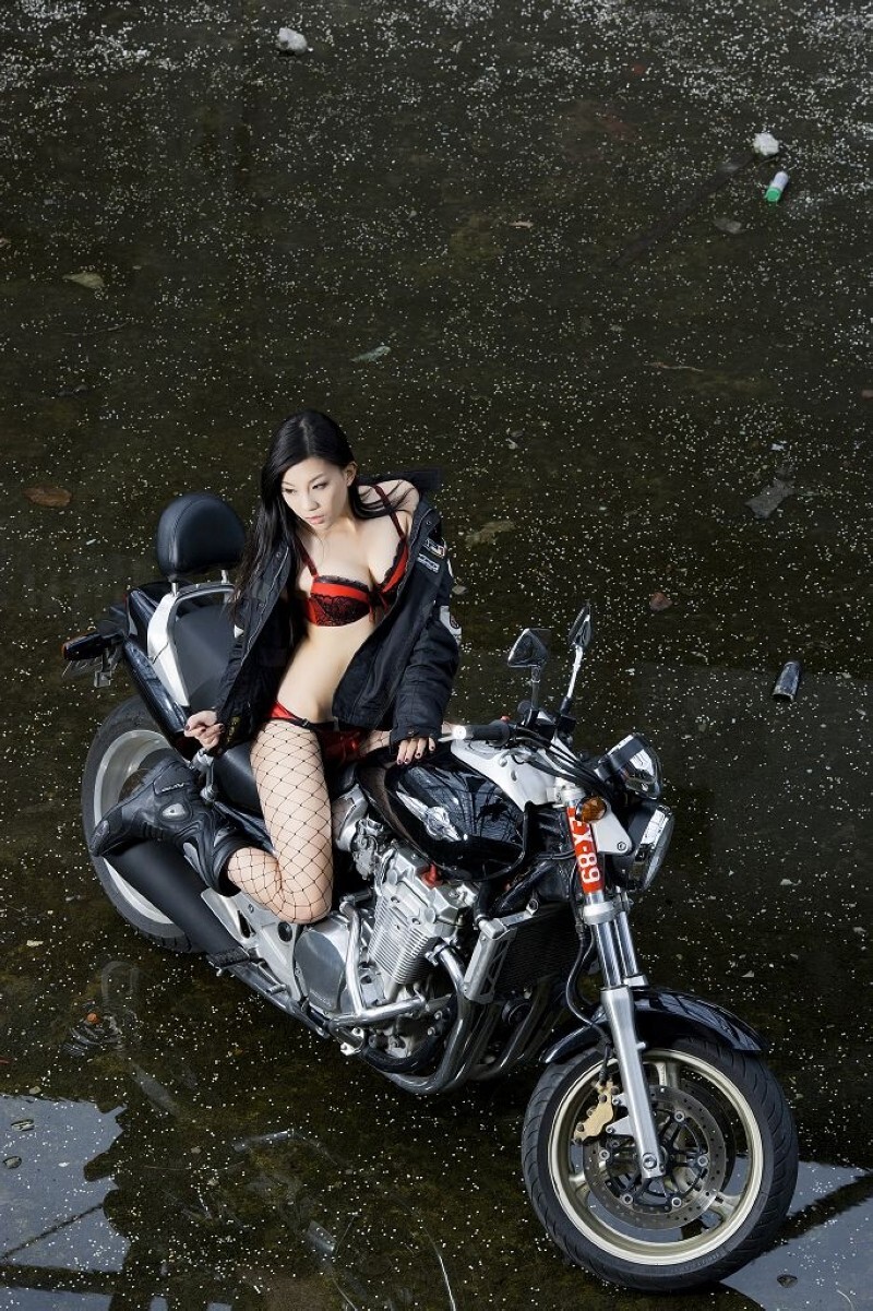 重机车比尼写真美女  [凱渥@ Lina]